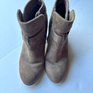 Merona Women’s Taupe Suede Ankle Booties - Size 6-1/2- excellent condition